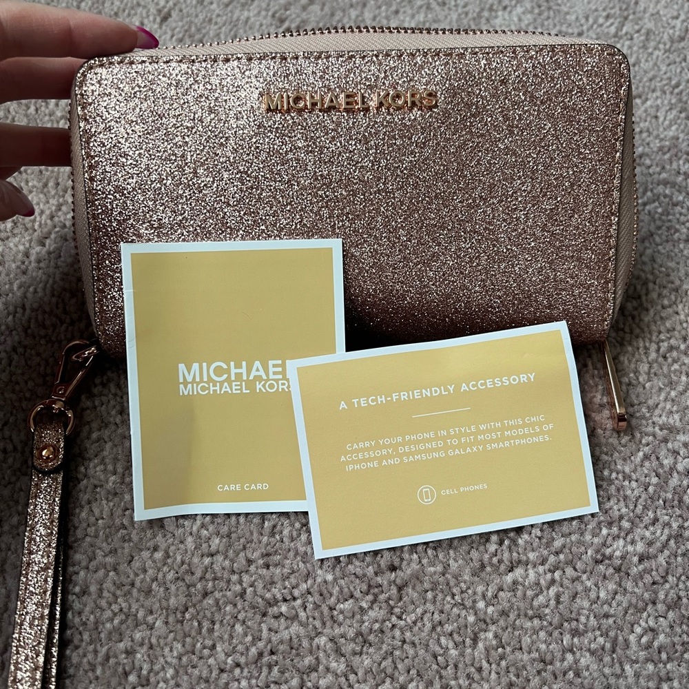 $100 OBO! Gently used Michael Kors tech friendly wristlet in rose gold sparkles